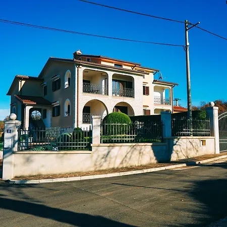 Mit Privatem Pool Bei Porec