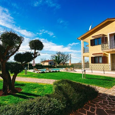 Apartment Mit Privatem Pool Bei *
