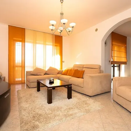 Mit Privatem Pool Bei Apartment *